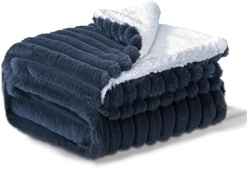BEDELITE warme Decke Sherpa Kuscheldecke Flauschig Dunkelblau 125x150 | dicke Deko Fleecedecke, Cord Überwurf für Wohnzimmer und Schlafzimmer, weiche Wohndecke, Tagesdecke, das ide