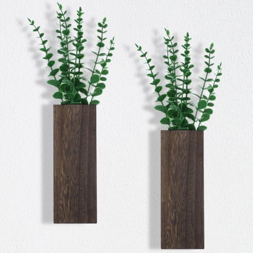 Texvora 2 jarrones colgantes de pared de madera con eucalipto artificial, estilo granja para plantas de interior, soportes para vegetación para flores secas