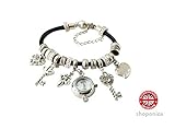 Schönes Schlüssel- und Herz-Charm-Armband mit einer hängenden Uhr.