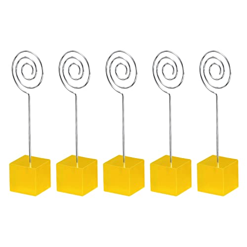 Support de carte cube de table jaune pour guider les invités de votre mariage festif