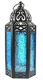 Utiliza velas de té, ligeras o pilares pequeños de hasta 7,6 cm x 7,6 cm. 11 cm x 9 cm x 26,6 cm de altura, 29,2 cm de altura con lazo. Hierro y vidrio.
