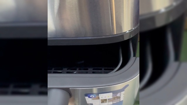 Smartphone screen displaying the NutriU App with various recipes