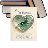 Inspiration pour nouveaux départs : Horse Hug reflète les qualités d'un cheval majestueux, signifiant la force et l'ambition. Il encourage les individus à rechercher la croissance et la transformation alors qu'ils s'engagent dans des voyages significatifs ou des avancements de carrière, un parfait compagnon pour les nouveaux projets.