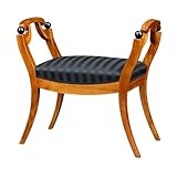 Design trifft auf Funktionalität und Komfort: Mit einer Sitzfläche von 50 x 39 cm und einer Sitzhöhe von 45 cm bietet der Gondelhocker eine bequeme und stabile Sitzgelegenheit | Die geschwungenen Beine und Holme sorgen nicht nur für eine ansprechende Optik, sondern auch für eine robuste Konstruktion | Die Kombination aus traditionellem Design und moderner Polsterung macht ihn zu einem praktischen und zugleich eleganten Möbelstück