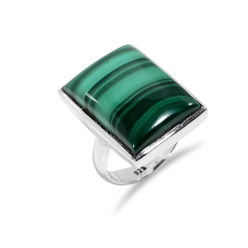 Bague vintage fait main en argent et malachite contre les bijoux banals