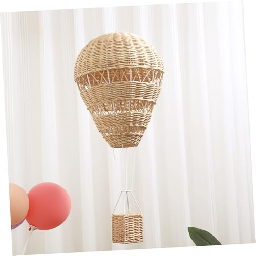 Montgolfière rotin pour embellir un mur de chambre vide