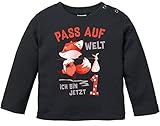 Pass auf Welt ich bin jetzt 1 / 2. Klingt wie eine klitzekleine Drohung, der Spruch auf unserem entzückenden Babyshirt ;-) Süßes Geschenk zum einjährigen oder zweijährigen Geburtstag für Mädchen und Jungen