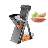 GEFU All-in-One Gemüsehobel | Für Süßkartoffeln, Gemüse & Obst bis Ø 8 cm | Mit Auffangbehälter, verstellbaren Klingen & Saugnapf-Standfuß | Edelstahl