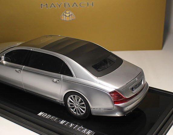 Amazon | △最後！Silver！世界限定99台！MotorHelix 1/18 Benz