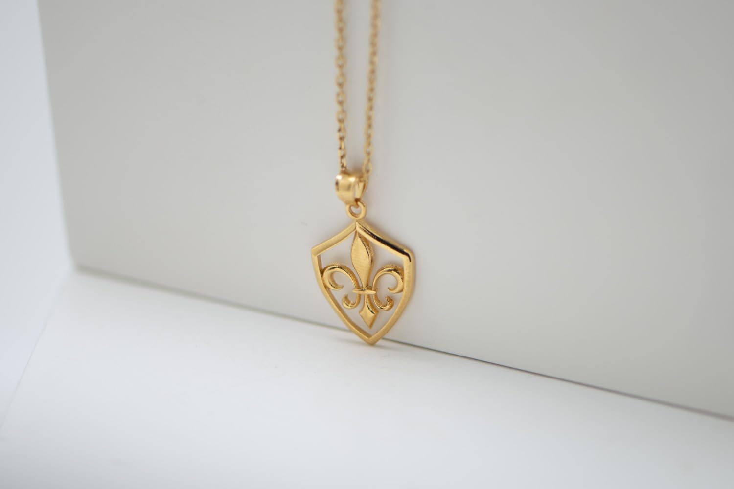 Pendentif en plaqué or 3 microns 18 carats - Fleur de lys (14 mm x 21 mm)