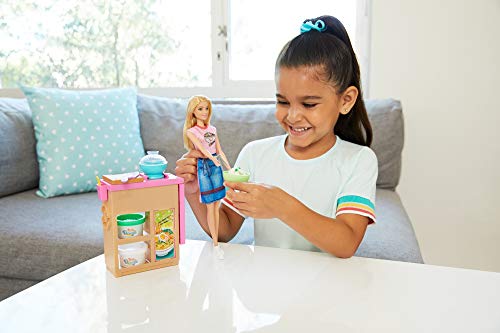 Barbie GHK43 - Pasta-Spielset mit Puppe (blond) und Arbeitsbereich, mit Zubehör und Spielknete, Spielzeug ab 4 Jahren – Bild 3