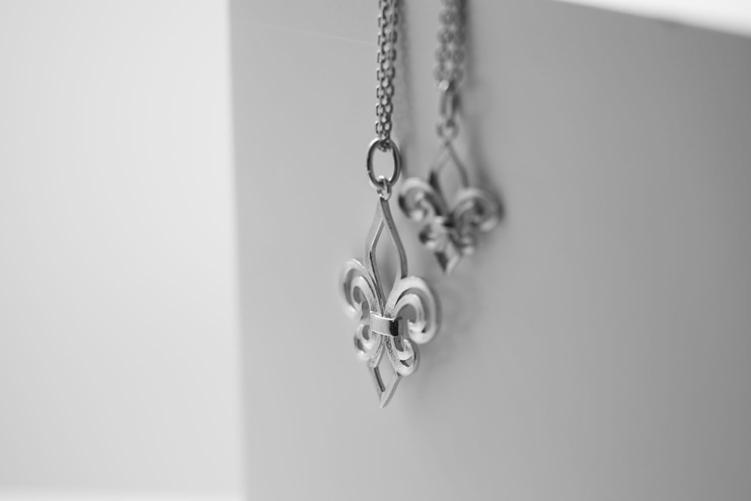 Colgante troquelado en Plata 925 - Flor de Lis (20 MM o 30 MM)