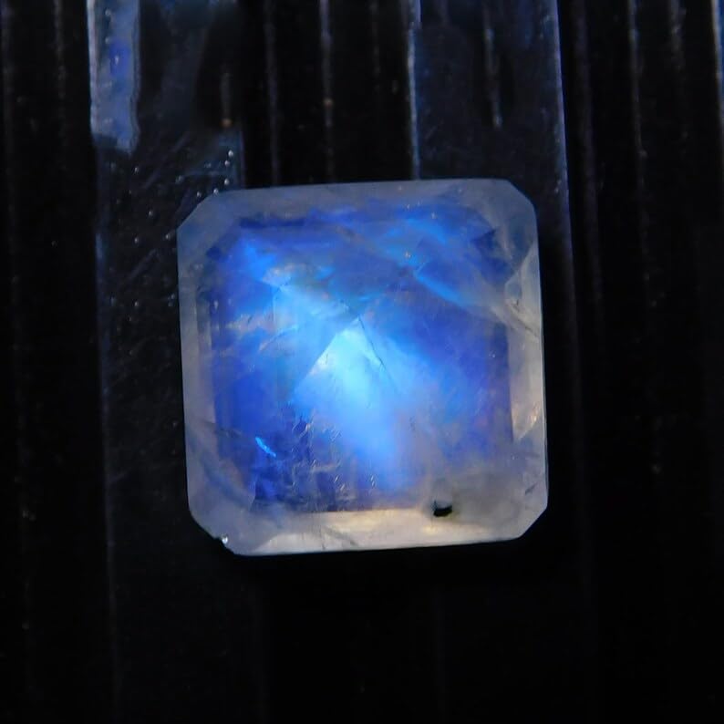 Pierre de lune arc-en-ciel taillée pour bague et pendentif