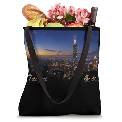 Bolso tipo tote con paisaje cinematográfico en estilo anime de Taipei al atardecer, con iluminación del edificio Taipei 101 miniatura 4