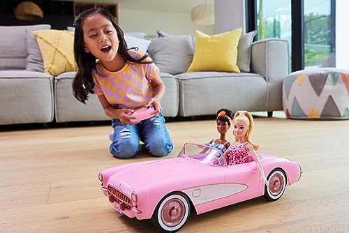 Hot Wheels - Barbie The Movie - Corvette, Coche de juguete teledirigido con pilas de la película Barbie, capacidad para dos muñecas Barbie y el maletero se abre, +4 años (Mattel HPW40)