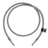 DIE FAHNE: Am Brillenband befindet sich eine kleine stylische schwarze Fahne um den Look hervorzuheben.