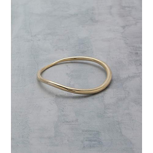 上品なシルエットが大人女性にぴったりなバングル。太すぎず細すぎない線に、シンプルながらもややカーブさせたシルエットがスタイリッシュです。