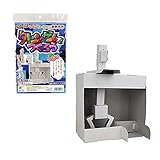 セット内容：厚紙（A4サイズ）4枚入り　完成サイズ：13㎝×15㎝×22㎝　 別に用意するもの：セロテープ・あめ玉などのつかむ物（サイズ・15mm～30mm） 組立方は冊子の裏面が説明書になっています。またYouTube(ユーチューブ）Narichikayaチャンネル（成近屋公式チャンネル）工作シリーズつくってあそぶ！てづくりおもちゃ　クレーンゲームをつくろう【くみたてかた】配信中 完成したら好きな色を塗ってキャンディーやスーパーボールでクレーンゲーム体験！ノブをさげるとアームがうごくよ！ 親子...