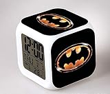 XIATIANDEDIAN Convient aux Cadeaux d'anniversaire des Enfants Hero Batman Kids LED 7 Couleur changeant Flash Digital Alarm Horloges Girl Garçon Chambre à Coucher Nuit Lumière Réveillez-Vous Horloges,