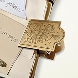 Clip de metálico con forma de Loto Y Libélula:el clip para cuaderno de viajero está grabado con patrones retro de Loto Y Libélula, flor, Exquisito y clásico, Patrones vívidos y claros, buena textura, Trayendo una fuerte atmósfera retro