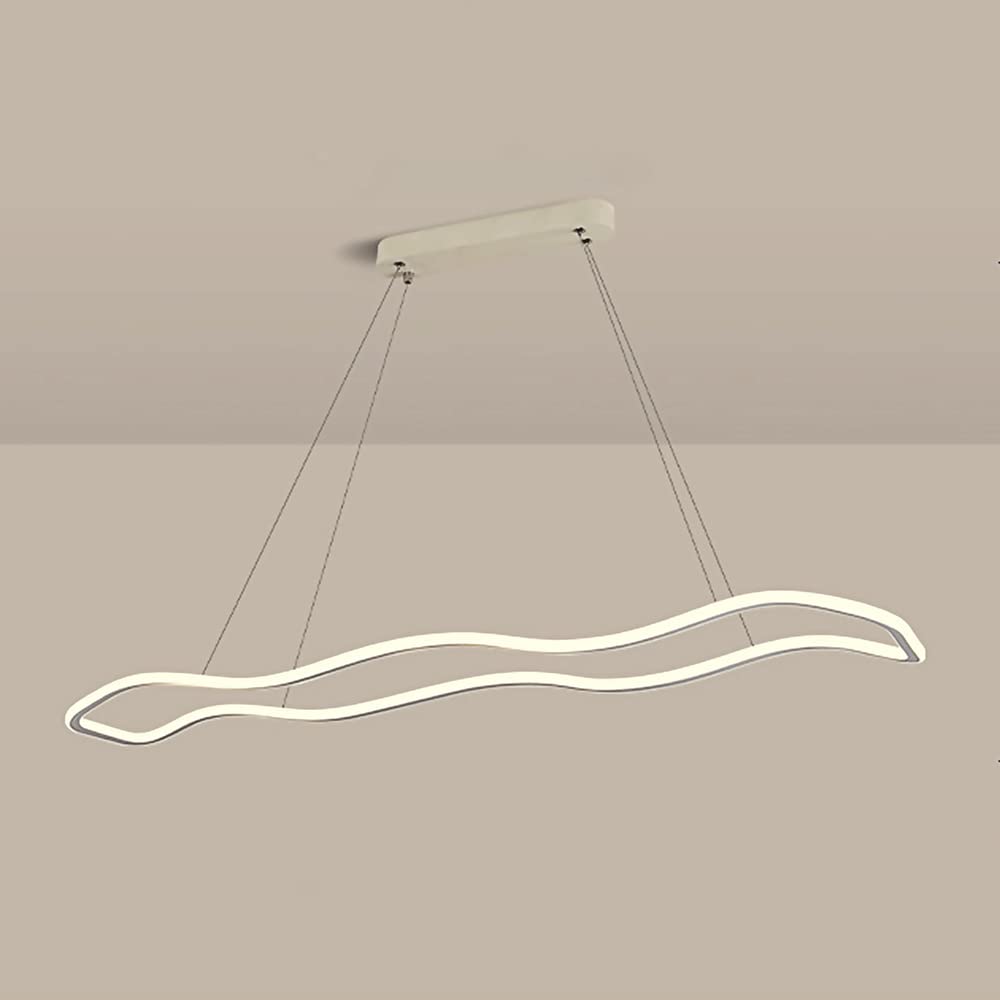 Lampe suspendue ondulée à bande LED contre les zones sombres de table
