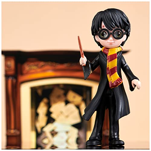 FIGURINE MAGICAL MINIS HARRY POTTER WIZARDING WORLD - Figurine Poup?e Articul?e Harry Potter 8 cm avec Baguette Magique et Tenue Sorcier ? collectionner - Id?e Cadeau - 6062061 - Jouet Enfant 5 ans
