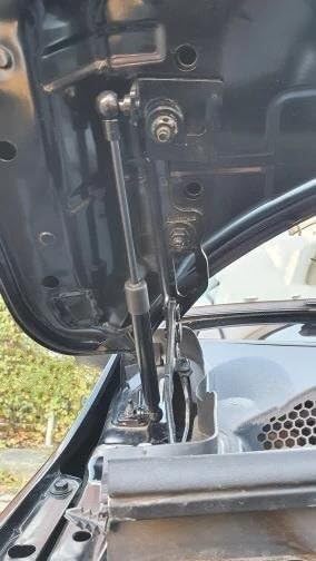 Vérins d'assistance de capot Opel Corsa E modification avant - 2