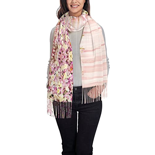 Foulard noir motif floral pour rompre la monotonie des tenues d'hiver sombres