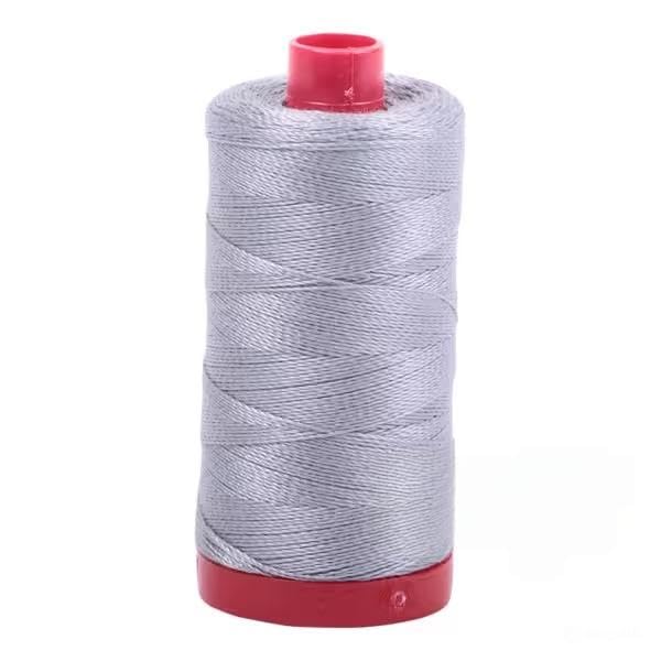 Fil de coton Aurifil 12wt Brume #2606 bobine de 356 yd en coton égyptien