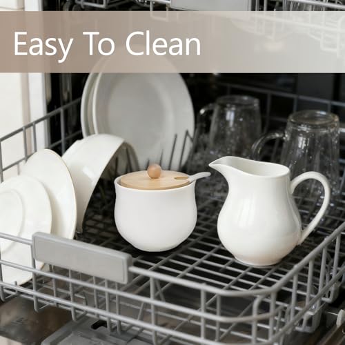 CAIEJSAEN Milch und Zucker Set mit Deckel und Löffel, Milchkännchen Porzellan und Zuckerdose mit Holz Tablett, Mikrowellen- und Spülmaschinenfest,Weiß