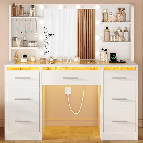 Tocador de Maquillaje con Enchufes, Tocador con Espejo LED, Iluminación de 3 Colores, Brillo Ajustable, Mesa de Maquillaje con Superficie de Vidrio, RGB, 7 Cajones, 4 Estantes, 5 Ganchos, Blanco