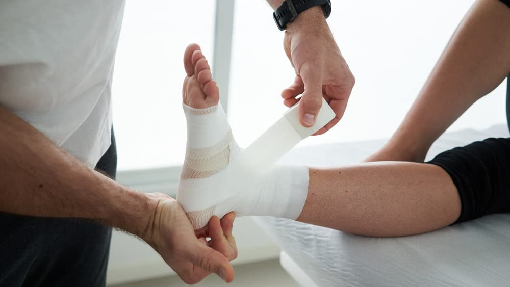 nastro taping sportivo anelastico professionale tape zigrinato all’ossido di zinco per bendaggi funzionali stabilizzazione articolare fisioterapia e sport | latex free | 5 cm x10 m 3 pz