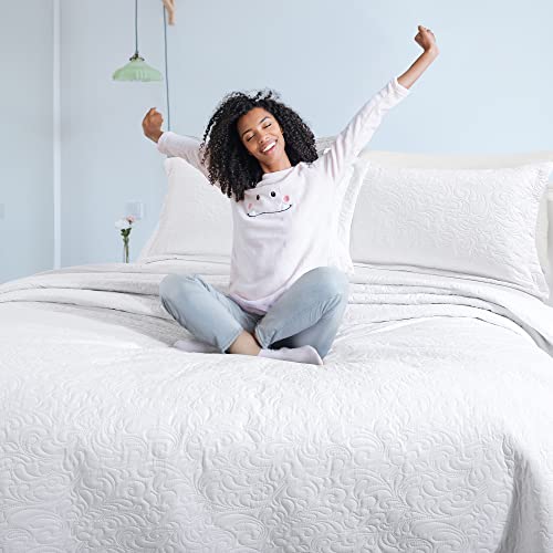 Hombys Alaska King 132X 120 Bedspread Coverlet Set, 3 Piece Lightweight Oversized King Quilt Bedding Set With Matching Shams, White #TOP4