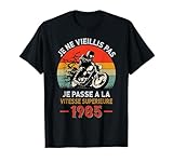 Trouvez le cadeau idéal pour un motard né en 1985 avec un design moto rigolo. Ce design pour homme de 40 ans incarne le style vintage et la passion pour la moto, avec une touche d'humour de biker Je ne vieillis pas, je passe à la vitesse supérieure.