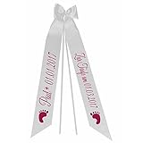 Sie können die Schleife direkt an das Taufkleid nähen, oder die beiliegende Sicherheitsnadel an die Schleife nähen und dann an dem Kleid befestigen