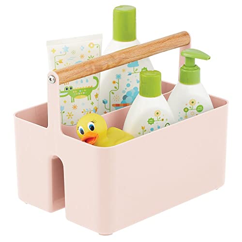 mDesign Cesta con asa para el cuarto del bebé – Caja organizadora de plástico sin BPA con asa de madera para biberones, pañales y más – Organizador de juguetes portátil con 2 apartados – rosa claro