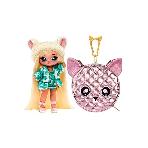 Na Na Na Surprise Muñeca de Moda 2 en 1 y Bolso metálico Serie Glam - Coleccionable - Muñeca Rubia con Vestido Verde y Gorra con Orejas y Bolso en Forma de Chihuahua - Victoria Grand