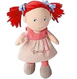 Wache Augen, ein süßes Lächeln und eine wilde feuerrote Mähne: Das ist die HABA-Puppe Mirli. Ihr weicher und anschmiegsamer Körper sind genauso, wie es Kleinkinder lieben. Mirli hilft beim Einschlafen, tröstet, wenn mal was weh tut, oder strahlt dank liebevoll aufgesticktem Gesicht mit ihrer Puppenfreundin um die Wette. Mirlis freche Zöpfchen laden Kleinkinder geradezu ein, danach zu greifen und damit zu spielen.