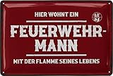 HOCHWERTIGES GESCHENK - DESIGN TRIFFT QUALITÄT: Wir sind Enthusiasten und brennen für vintage Metallschilder. Wir verwenden strahlende Farben und besonders starkes Stahlblech. Alle Blech-Schilder besitzen eine Wölbung und werden mit Klarlack veredelt, für besonderen Glanz und lange Haltbarkeit.