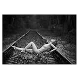 Carta da parati non tessuto 200x135cm donna nuda sui binari n. H8623M_TV1AL