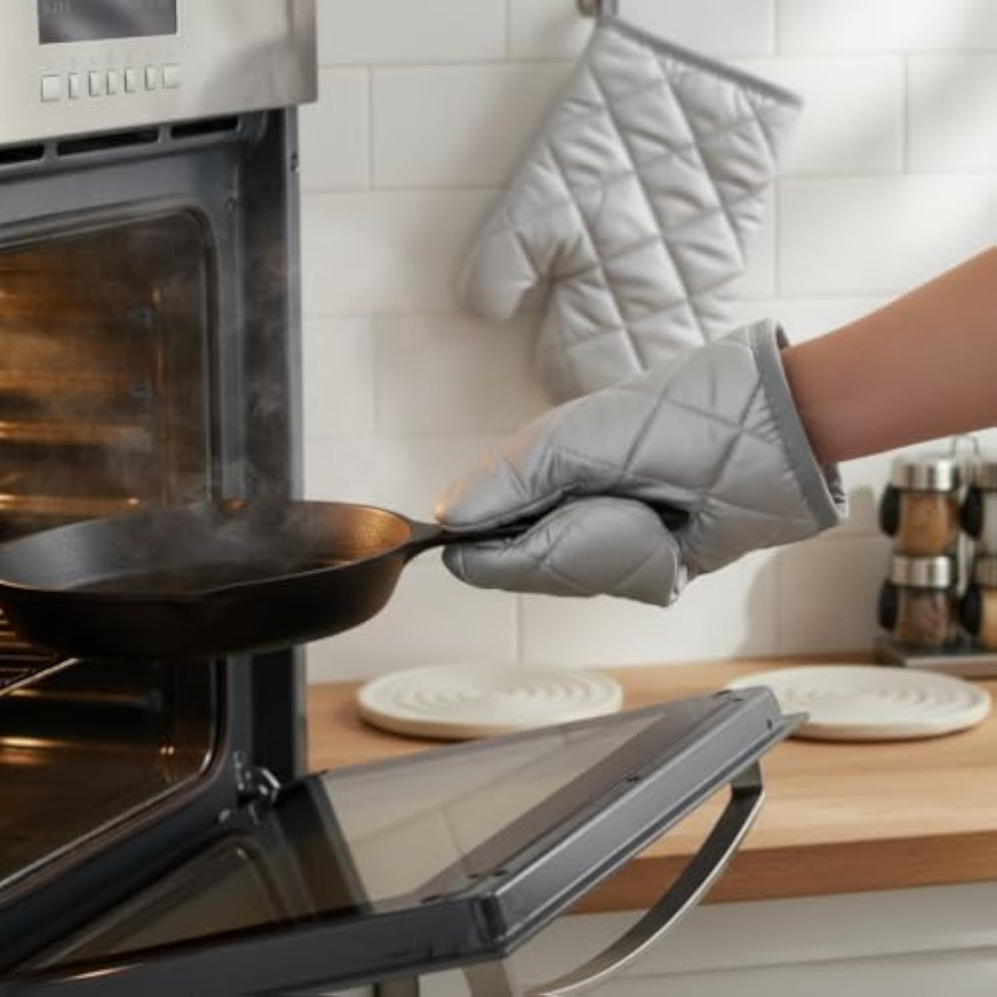 Silver-Coated Oven Mitts with Heat Resistance