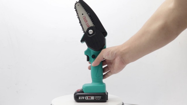 Awardroom 21V 4 Zoll Mini Kettensäge mit 2 Akku und Ladegerät, Einhand, mit Spritzschutz & Sicherheitssperre LED-Beleuchtung für Gartenscheren Astschere Holzschneiden, Batteriebetrieben – Bild 8