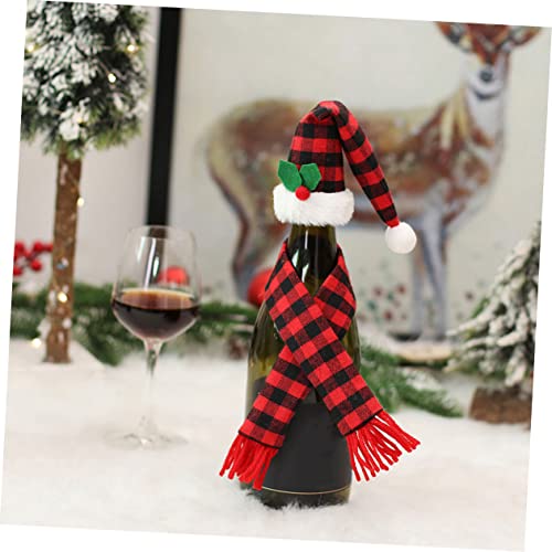 Botellas navideñas con mini gorros de Santa para decorar tus mesas festivas 3