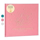 ENREGISTRE LES ÉTAPES IMPORTANTES DE BÉBÉ – Le journal naissance comprend des sections spéciales pour documenter les étapes clés de la croissance de votre bébé et mes premieres fois bebe. À l’intérieur de mon premier album photo bébé, vous trouverez les chapitres suivants : avant la naissance (journal grossesse), puis un suivi mois par mois jusqu’à la première année (croissance, tableau dentaire, empreintes de bébé, moments préférés, etc.), avec de l’espace pour ajouter des photos de chaque mois anniversaire.