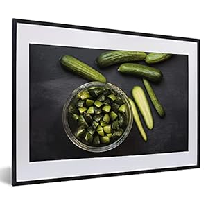 Poster met lijst Komkommer – Poster met lijst Verse minikomkommers in kwarten en stukjes gesnen – 60×40 cm