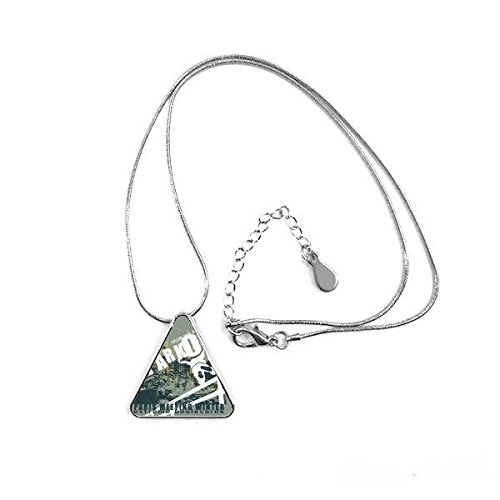 Pendentif en forme de bijoux motif triangle graffiti et culture hip-hop Paris