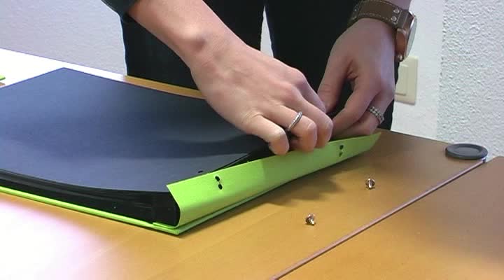 goldbuch 28525 Schraubalbum mit Bildausschnitt, Bella Vista, 39 x 31 cm, Fotoalbum mit 40 schwarze Seiten mit Pergamin-Trennblättern, Album erweiterbar, Fotobuch aus Leinen, grau – Bild 7