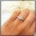 Imagen de Dazzlingrock Collection Anillo de compromiso de 3 piedras preciosas creadas en laboratorio y zafiro blanco lateral con acento de diamante blanco natural de 5 mm en oro