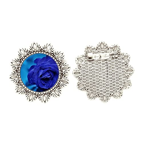 Broche de plata con rosas azul oscuro para renovar abrigos básicos y chaquetas oscuras