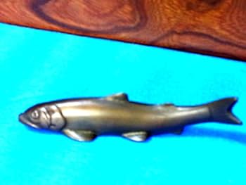 Amazon.co.jp: 鮎あゆ書鎮金属製置物香魚文鎮オブジェ若鮎銅器